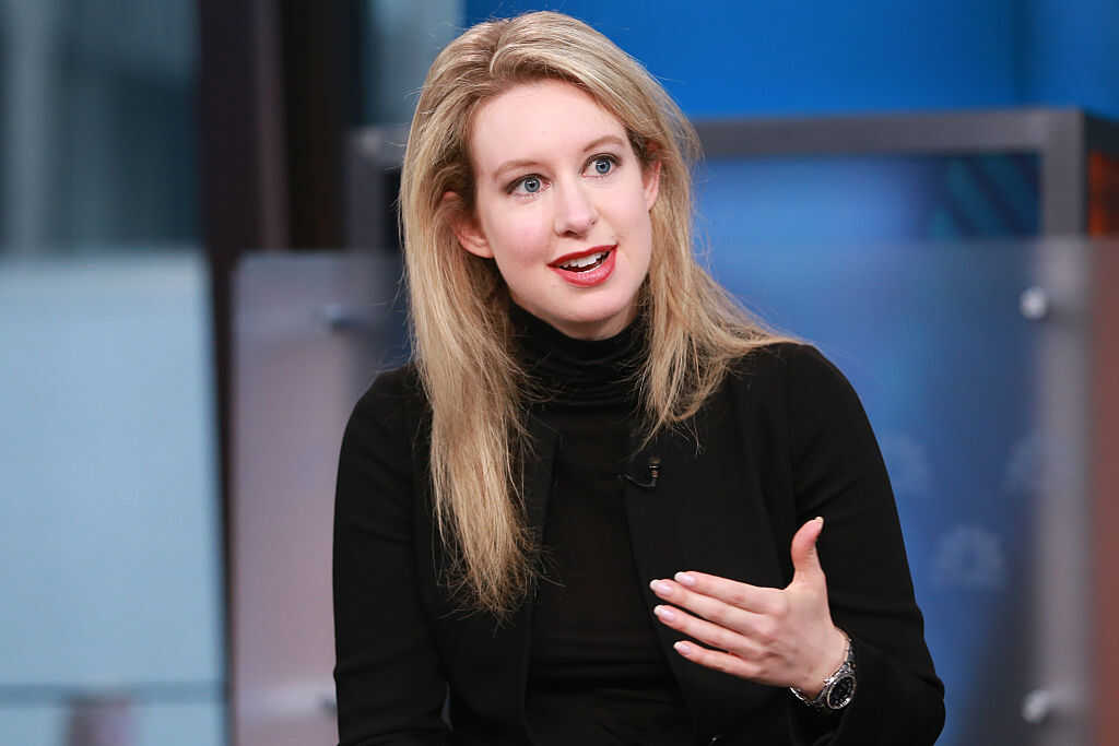 إليزابيث هولمز، الرئيسة التنفيذية لشركة Theranos، خلال مقابلة مع CNBC عام 2015.