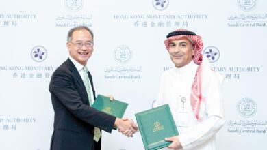 وقع البنك المركزي السعودي "ساما" مذكرة تعاون مع هيئة النقد في هونج كونج الصينية " HKMA"، اتفاقية تسمح بتعزيز تكامل الخدمات المالية بين الجانبين، وكذلك دعم عمليات السوق المفتوحة وتحقيق الابتكار المالي. 