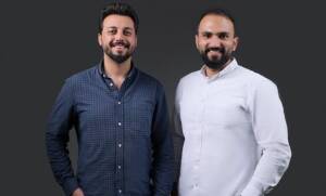 تأسست المنصة من قبل الثنائي سائد خوالدة ومحمد نبهان في المملكة المتحدة، وسرعان ما وسعت نطاق عملياتها لتشمل الأردن والمملكة العربية السعودية والإمارات. ومنذ إطلاقها، أثبتت المنصة جدارتها في قطاع التأمين، حيث قدمت حزمة من الخدمات المبتكرة المعتمدة على الذكاء الاصطناعي، بما في ذلك أتمتة إجراءات التأمين وتصميم سياسات المزايا والتغطية وتوقع المخاطر والأمراض، مما ساعد في تقليل معدلات استنزاف العملاء.