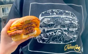 قام العديد من السعوديين بمشاركة صور وتجاربهم على مواقع التواصل الاجتماعي بشأن القائمة النباتية الجديدة التي قدمها مطعم "Furahaa"