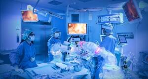 تعتزم شركة الروبوتات الجراحية CMR Surgical، اغلاق جولة تمويلية ب165 مليون دولار خلال الأسبوع الجاري في صورة تبرعات لاجراء العمليات الجراحية باستخدام الربوت.