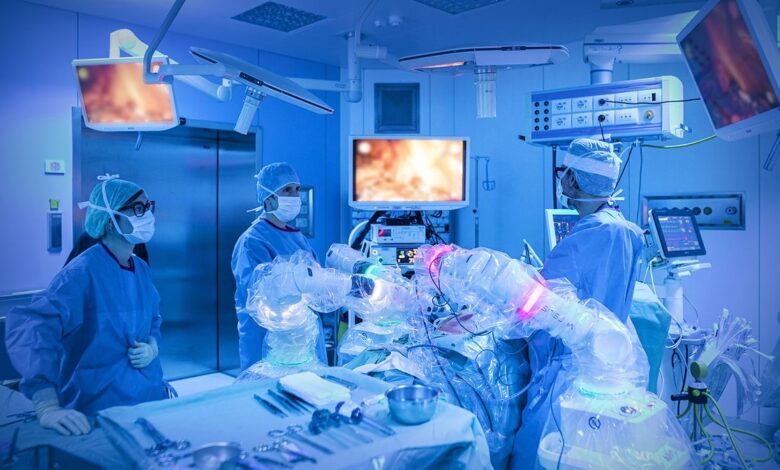 تعتزم شركة الروبوتات الجراحية CMR Surgical، اغلاق جولة تمويلية ب165 مليون دولار خلال الأسبوع الجاري في صورة تبرعات لاجراء العمليات الجراحية باستخدام الربوت.