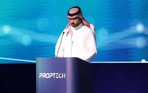 المهندس عبد الله الحمَّاد رئيس «هيئة العقار» متحدثاً للحضور خلال مؤتمر «بروبتك السعودية»