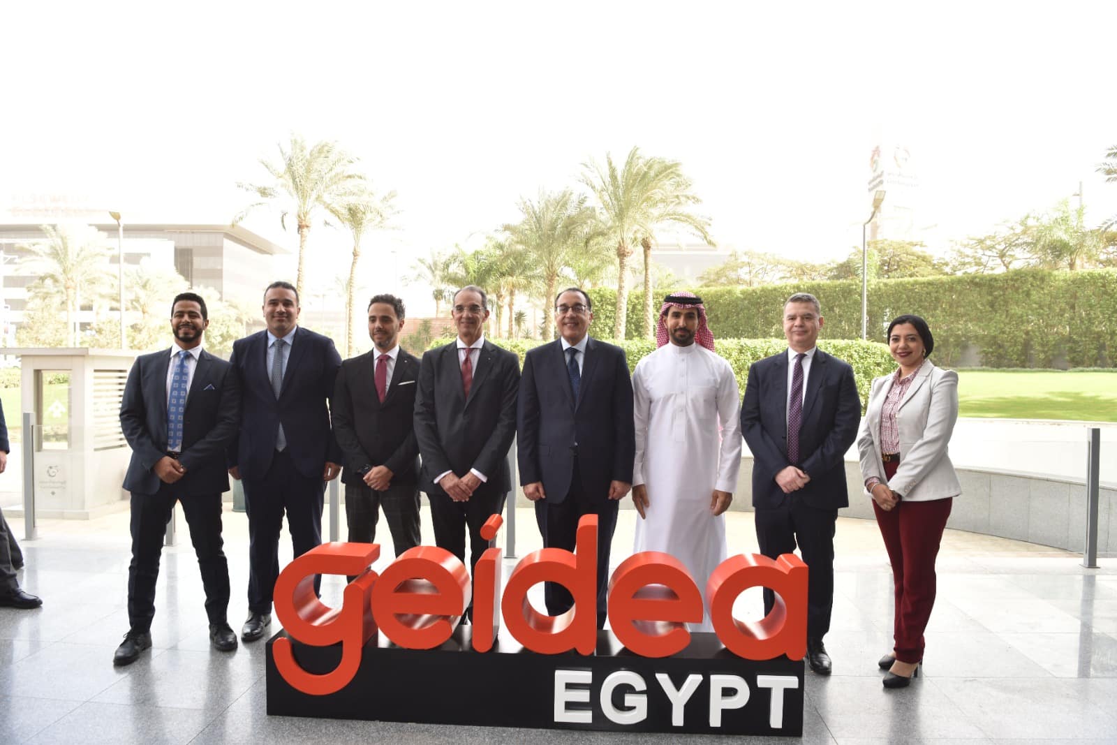 في إطار التزام الدولة المصرية الثابت بتعزيز الابتكار والنمو في قطاع تكنولوجيا المعلومات والاتصالات كجزء لا يتجزأ من رؤية مصر 2030 التي تهدف الي تحقيق نمو اقتصادي قائم على المعرفة، فقد قام رئيس مجلس الوزراء الدكتور مصطفى مدبولي يرافقه الدكتور عمرو طلعت، وزير الاتصالات وتكنولوجيا المعلومات، والمهندس أحمد الظاهر، الرئيس التنفيذي لهيئة تنمية صناعة تكنولوجيا المعلومات "إيتيدا"، وعدد من مسئولي وقيادات مجلس الوزراء ووزارة الاتصالات وتكنولوجيا المعلومات، بزيارة تفقدية لمقر شركة جيديا الرائدة في مجال التكنولوجيا المالية بالقاهرة الجديدة.