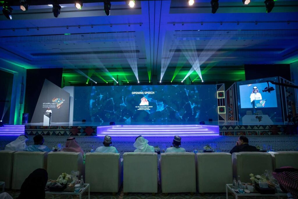 وزير المالية متحدثاً للحضور في افتتاح أعمال المؤتمر السعودي العربي الأفريقي