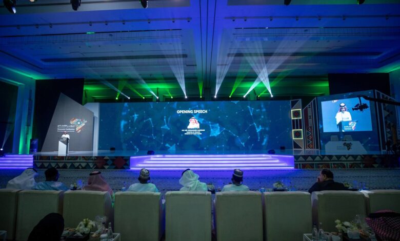 وزير المالية متحدثاً للحضور في افتتاح أعمال المؤتمر السعودي العربي الأفريقي