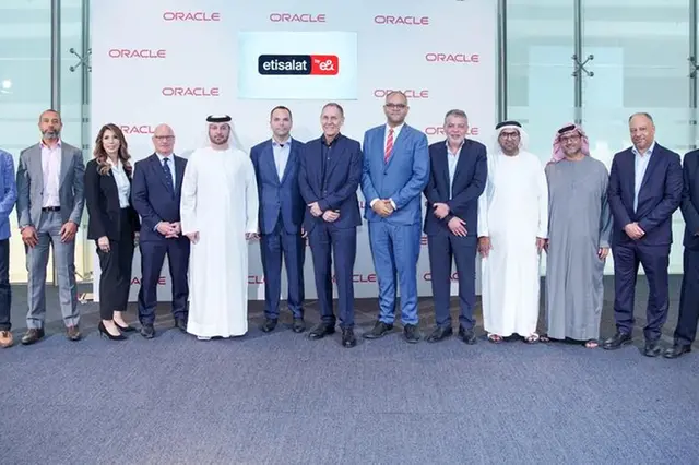 تعاون بين Oracle  و اتصالات لدعم خدمات الذكاء الإصطناعي