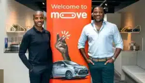 شركة "أوبر تكنولوجيز" تعمل حاليًا على إبرام صفقة تعاون مع شركة "مووف" الناشئة والمتخصصة في تمويل السيارات في نيجيريا، مما يشير إلى ارتفاع محتمل في تقييمها السوقي. وفقًا لتقارير من مصادر مطلعة، تخطط أوبر للمشاركة ضمن مجموعة المستثمرين في جولة تمويلية جديدة لـ"مووف" بقيمة تصل إلى 100 مليون دولار أمريكي. يتوقع أن تسهم هذه الجولة التمويلية في زيادة القيمة السوقية لـ"مووف" من حوالي 650 مليون دولار إلى 750 مليون دولار، بحسب ما ذكرته وكالة بلومبرج. "مووف"، التي تأسست في لاجوس بنيجيريا في عام 2020 على يد "لادي ديلانو" و"جيدي أودونسي"، تهدف إلى دعم السائقين الذين يواجهون صعوبات في الحصول على التمويل اللازم لامتلاك المركبات. الآن، بمقرها الرئيسي في أمستردام، وسعت "مووف" نطاق عملياتها لتشمل عدة دول أخرى بما في ذلك أفريقيا، بريطانيا، الإمارات، والهند. في العام الماضي، تمكنت "مووف" من جمع مبلغ 76 مليون دولار من خلال الأسهم والديون، بقيادة المستثمر السيادي الإماراتي، شركة مبادلة للاستثمار. وأفادت الشركة أن هذا التمويل تضمن 28 مليون دولار من الأسهم عبر مجموعة من المستثمرين الجدد والحاليين، بالإضافة إلى 10 ملايين دولار كديون للمشروع من صناديق وحسابات تحت إدارة شركة بلاك روك، و38 مليون دولار من التمويلات التي لم تكشف عنها مسبقًا والتي تم جمعها في فترات سابقة.