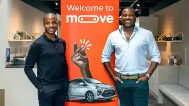 شركة "أوبر تكنولوجيز" تعمل حاليًا على إبرام صفقة تعاون مع شركة "مووف" الناشئة والمتخصصة في تمويل السيارات في نيجيريا، مما يشير إلى ارتفاع محتمل في تقييمها السوقي. وفقًا لتقارير من مصادر مطلعة، تخطط أوبر للمشاركة ضمن مجموعة المستثمرين في جولة تمويلية جديدة لـ"مووف" بقيمة تصل إلى 100 مليون دولار أمريكي. يتوقع أن تسهم هذه الجولة التمويلية في زيادة القيمة السوقية لـ"مووف" من حوالي 650 مليون دولار إلى 750 مليون دولار، بحسب ما ذكرته وكالة بلومبرج. "مووف"، التي تأسست في لاجوس بنيجيريا في عام 2020 على يد "لادي ديلانو" و"جيدي أودونسي"، تهدف إلى دعم السائقين الذين يواجهون صعوبات في الحصول على التمويل اللازم لامتلاك المركبات. الآن، بمقرها الرئيسي في أمستردام، وسعت "مووف" نطاق عملياتها لتشمل عدة دول أخرى بما في ذلك أفريقيا، بريطانيا، الإمارات، والهند. في العام الماضي، تمكنت "مووف" من جمع مبلغ 76 مليون دولار من خلال الأسهم والديون، بقيادة المستثمر السيادي الإماراتي، شركة مبادلة للاستثمار. وأفادت الشركة أن هذا التمويل تضمن 28 مليون دولار من الأسهم عبر مجموعة من المستثمرين الجدد والحاليين، بالإضافة إلى 10 ملايين دولار كديون للمشروع من صناديق وحسابات تحت إدارة شركة بلاك روك، و38 مليون دولار من التمويلات التي لم تكشف عنها مسبقًا والتي تم جمعها في فترات سابقة.