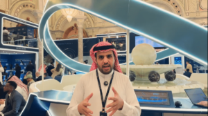 قال حسن البلوي، المؤسس والرئيس التنفيذي لشركة Wakecap، وهي شركة متخصصة في الحلول التقنية لإدارة المشاريع وتتخذ المملكة العربية السعودية مقرًا لها، إن مهمة شركته تبدأ بتركيب الحساسات (السينسور) على الخوذات، بالإضافة إلى المنتجات التجريبية (Beta Product)، بهدف رفع مستويات السلامة المهنية والكفاءة في مواقع العمل.