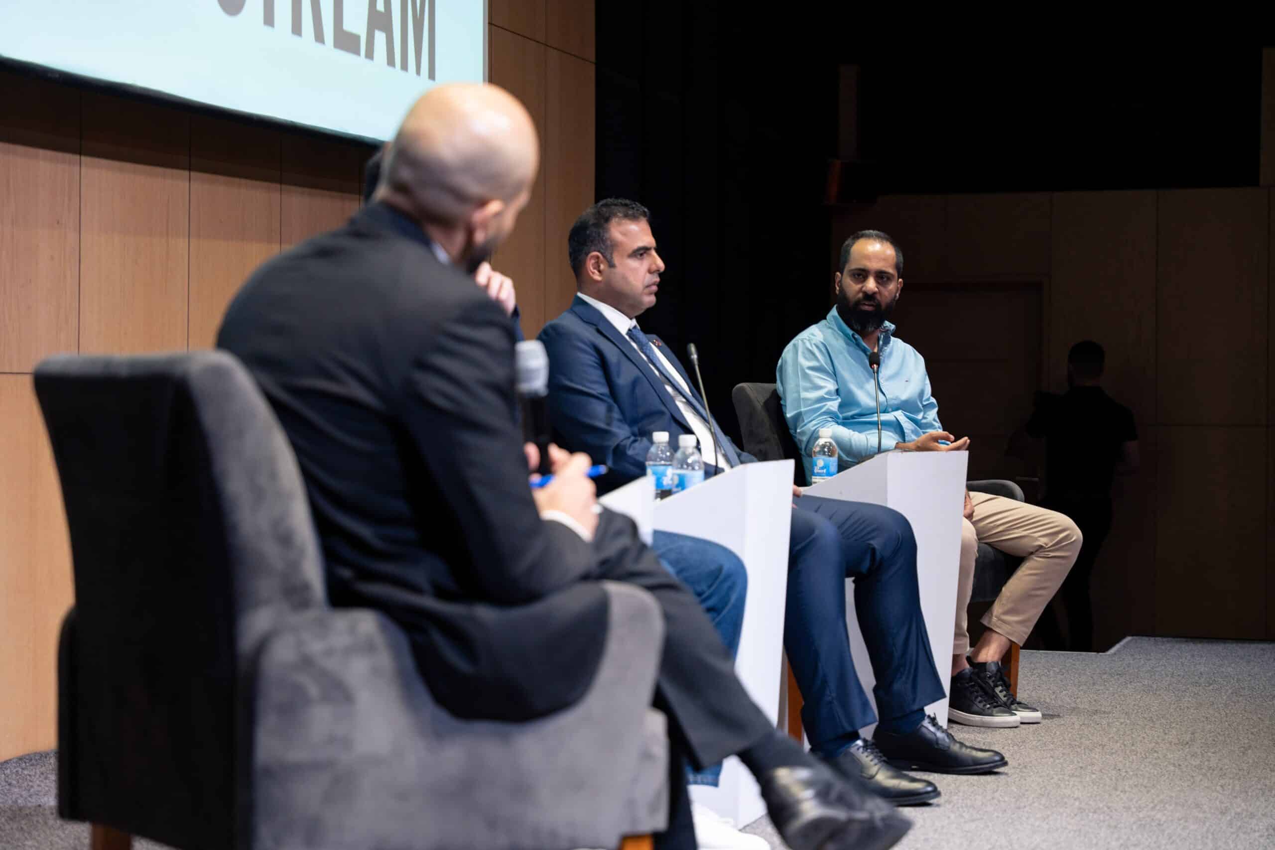 المؤسس عمار أمين يجلس بجوار الرئيس التنفيذي لشركة Qi علي منعم خلال فعالية "Investor Connect" التي نظمتها تجارِب.