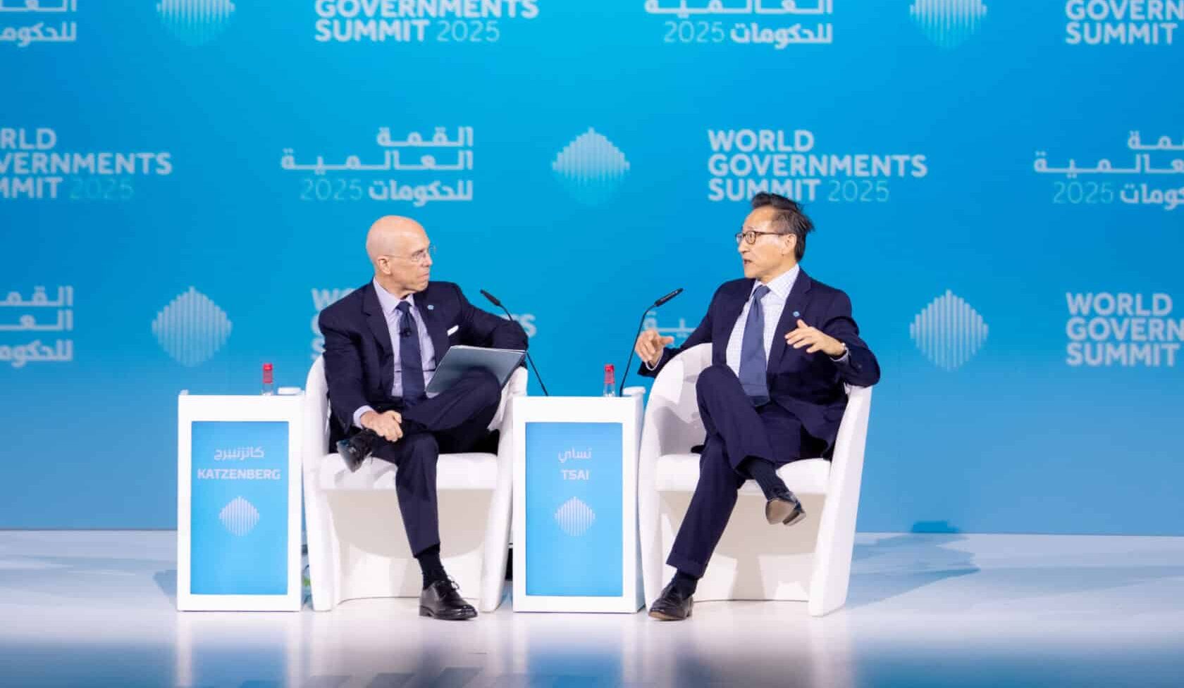  Joseph Tsai, Co-Founder and Chairman of Alibaba Group, revealed that he decided three years ago to gradually step down from his executive role and hand over the CEO position to a younger successor—12 years his junior.