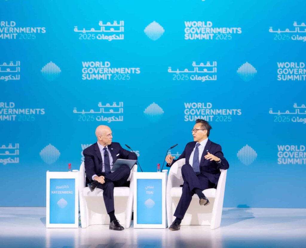 كشف جوزيف تساي الشريك المؤسس ورئيس مجلس الإدارة في مجموعة "علي بابا"، أنه قرر منذ 3 أعوام التنحي تدريجياً عن الرئاسة التنفيذية للمجموعة، وتسليم منصب الرئيس التنفيذي إلى شاب يصغره بنحو 12 عاماً،