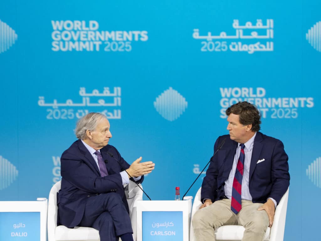ناقش الإعلامي الأمريكي تاكر كارلسون مالك ومؤسس "شبكة تاكر كارلسون"، وراي داليو مؤسس شركة "بريدج ووتر للاستثمار"، الاتجاهات الكبرى التي تشكل ملامح المستقبل، مع تركيز خاص على التحديات المالية العالمية والدورات الاقتصادية التي تؤثر على الاستقرار العالمي، وذلك خلال جلسة ضمن القمة العالمية للحكومات 2025، التي استمرت على مدار ثلاثة أيام في دبي واختتمت أعمالها اليوم.