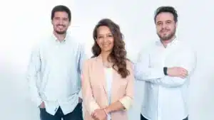 شركة qeen.a تنجح في جمع 10 ملايين دولار عبر جولة استثمارية لدعم التجارة الإلكترونية التي تعتمد على الذكاء الإصناعي الصفقة تتضمن شركات كبرى تقودها Prosus Ventures و مستثمرون بارزون هم Wamda Capitalو 10x Founders وDara Holdings الجولة تستهدف تحسين تقنيات الذكاء الإصطناعي لدعم التجارة الإلكترونية في المنطقة أعلنت qeen.ai، المزود المتخصصة في حلول الذكاء الاصطناعي بمجال التجارة الإلكترونية، عن إتمامها جمع 10 ملايين دولار، بقيادة Prosus Ventures الجولة الاستثمارية، و مشاركة مستثمرين بارزين مثل Wamda Capital، 10x Founders، وDara Holdings، لترفع بذلك إجمالي تمويلها إلى 12 مليون دولار. تعتمد qeen.ai على تقنيات لتطوير وكلاء ذكاء اصطناعي قادرين على تنفيذ المهام بشكل ذاتي وتحسين نتائجها بناءً على سلوك المستخدم لتحقيق أفضل النتائج. و يمكن لشركات التجارة الإلكترونية الاعتماد على وكلاء متخصصين في إنشاء المحتوى، التسويق، والمبيعات التفاعلية، مما يتيح أتمتة سلسلة للمهام وتحقيق أداء يفوق القدرات البشرية وأدوات الذكاء الاصطناعي التقليدية. ذكاء اصطناعي بقدرات غير مسبوقة لتحفيز نمو أعمالك. يأتي هذا التمويل الأولي لدفع استراتيجية نمو qeen.ai عبر توسيع نطاق وقدرات منصتها الذكية، وتعزيز فريقها، وجذب قاعدة عملاء أوسع. تخطط الشركة لتطوير وكلاء الذكاء الاصطناعي المستقلين في مجالي المحتوى والتسويق ليشملوا حلولًا أكثر شمولًا، مما يساعد الشركات على مواجهة تحديات التجارة الإلكترونية بطرق أكثر ذكاءً وفعالية. تأسست qeen.ai في عام 2023 على يد خبراء الذكاء الاصطناعي مرتضى إبراهيمي، أحمد خويلة، ودينا السمحان، الذين جمعهم شغف مشترك وخبرة عالمية تمتد من Googleو DeepMind إلى منطقة خليج سان فرانسيسكو. و تسعى qeen.ai إلى إحداث تحول جذري في كيفية تشغيل ونمو الأعمال الرقمية، مما يمكّن الشركات من تحقيق إمكانيات غير مسبوقة في السوق. وصرح مرتضى إبراهيمي، الشريك المؤسس والرئيس التنفيذي لشركة qeen.ai، قائلًا:" نفخر بالدعم الذي نحظى به من Prosus Ventures ومستثمرينا الحاليين، بينما نواصل سعينا لتحقيق رؤيتنا في أن نكون شريكا لقطاع التجارة الإلكترونية. من خلال تطوير حلول ذكاء اصطناعي مبتكرة وسهلة الاستخدام، نساعد الشركات التجارية الإلكترونية، بمختلف أحجامها، على التوسع، الابتكار، والازدهار في الاقتصاد الرقمي المتطور." ويشهد سوق التجارة الإلكترونية طفرة غير مسبوقة عالميًا، مدفوعًا بتغيرات سلوك المستهلك، وتطور أنظمة الدفع الرقمية، والبنية التحتية اللوجستية الذكية. في منطقة الشرق الأوسط وشمال إفريقيا. ومن المتوقع أن يصل حجم السوق في الشرق الأوسط وشمال إفريقيا إلى 50 مليار دولار بحلول 2025، مع السعودية والإمارات في طليعة هذا النمو الهائل، مما يفتح أبواب الفرص للشركات الطامحة للتوسع. في صدارة هذا التحول، تقدم qeen.ai وكلاء ذكاء اصطناعي متطورين يمنحون الشركات ميزة تنافسية، من خلال تحسين العمليات، وتعزيز تجربة العملاء، وخلق فرص نمو غير مسبوقة في عالم رقمي سريع التطور. من جانبه قال روبين فوجد، رئيس الاستثمارات في الشرق الأوسط لدى Prosus Ventures،:"بصفتنا أحد أكبر المستثمرين في قطاع التجارة الإلكترونية والأسواق الرقمية عالميًا،قد شهدنا عن قرب كيف تعيد وكلاء الذكاء الاصطناعي تشكيل مستقبل التجارة الإلكترونية وتمكين التجار عبر الإنترنت". أضاف :" نؤمن بأن qeen.ai في موقع مثالي للاستفادة من هذه التكنولوجيا في عالم يرتكز على الذكاء الاصطناعي. لقد أثبتت الشركة نهجًا مبتكرًا في دمج الذكاء الاصطناعي في قطاع التجارة الإلكترونية و يدعمها فريق مؤسس استثنائي ويتمتع بخبرة عالية، مما يمنحها قدرة كبيرة على تقديم قيمة مميزة للتجار الراغبين في تحسين تجارب التسوق الرقمي عبر مختلف الأسواق." منذ إطلاق وكيل المحتوى الديناميكي في الربع الثاني من عام 2024، خدمت qeen.ai أكثر من 15 مليون مستخدم، وساهمت في إنشاء أكثر من مليون وصف منتج، مما مكّن التجار من تحقيق زيادة بنسبة 30% في المبيعات.