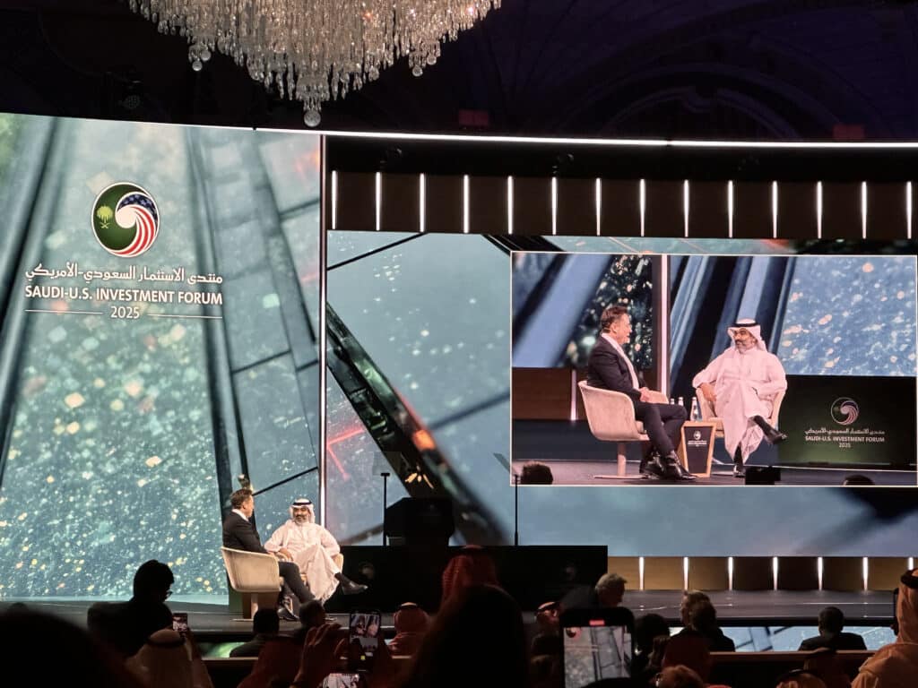 في لحظة اختلط فيها الواقع بالخيال، استعرض إيلون ماسك أحد روبوتاته المتطورة أمام سمو ولي العهد الأمير محمد بن سلمان، وفخامة الرئيس الأميركي دونالد ترمب، وذلك خلال منتدى الاستثمار السعودي الأمريكي في الرياض.