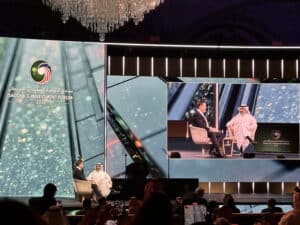 في لحظة اختلط فيها الواقع بالخيال، استعرض إيلون ماسك أحد روبوتاته المتطورة أمام سمو ولي العهد الأمير محمد بن سلمان، وفخامة الرئيس الأميركي دونالد ترمب، وذلك خلال منتدى الاستثمار السعودي الأمريكي في الرياض.