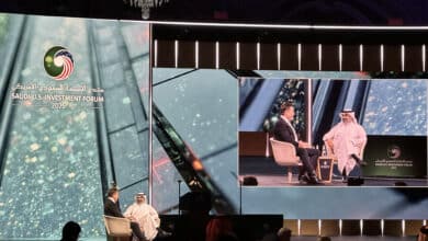 في لحظة اختلط فيها الواقع بالخيال، استعرض إيلون ماسك أحد روبوتاته المتطورة أمام سمو ولي العهد الأمير محمد بن سلمان، وفخامة الرئيس الأميركي دونالد ترمب، وذلك خلال منتدى الاستثمار السعودي الأمريكي في الرياض.