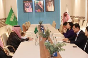 Minister of SMEs and Startups Youngju Oh met with Saudi Minister of Commerce Majid bin Abdullah Al-Qasabi in Riyadh, Saudi Arabia, on November 5 of last year.