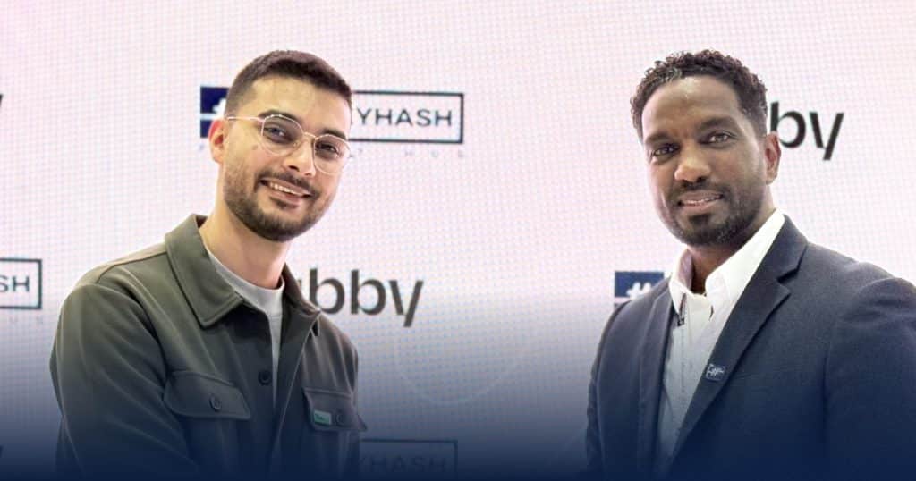 شراكة بين MoneyHash و Tabby لدعم خدمات الدفع الإلكتروني المرن في السعودية والإمارات الشراكة تساعد في تعزيز قطاع التجارة الإلكترونية في المنقطة أعلنت شركة MoneyHash، المتخصصة في تنظيم المدفوعات في الأسواق الناشئة والعالمية، عن شراكتها مع تطبيق Tabbyو الذي يقع مقره الرئيسي في المملكة العربية السعودية. وتتيح هذه الشراكة للتجار الوصول بسلاسة إلى خدمات الدفع المرنة التي تقدمها Tabby في كلٍ من الإمارات العربية المتحدة والمملكة العربية السعودية عبر واجهة برمجة التطبيقات الموحدة  API الخاصة بمنصة MoneyHash. وتمكّن هذه الخطوة الشركات من تفعيل خدمة "اشترِ الآن وادفع لاحقًا" التي تقدمها Tabby، وتسريع دخول السوق وتحسين تجربة الدفع عند إتمام الشراء. تعزيز المرونة في عملية الدفع تتيح عملية التكامل الجديدة لشركات التجارة الإلكترونية تقديم خيارات التقسيط بدون فوائد من Tabby مباشرة عند الدفع، الأمر الذي يساعد في رفع معدلات التحويل، وزيادة متوسط قيمة الطلبات، وتقليل حالات التخلي عن سلة الشراء. ومن خلال تكامل واحد عبر منصة MoneyHash، يحصل التجار على إمكانية الوصول إلى المجموعة الكاملة من خدمات "اشترِ الآن وادفع لاحقًا" التي تقدمها Tabby، مدعومة بعمليات إعداد فنية مبسطة ودعم تقني شامل. وفي هذا الصدد، قال محمد أمير، رئيس قسم المبيعات والحلول في MoneyHash: "يسابق التجار اليوم الزمن لتلبية الطلب المتزايد من العملاء على تجارب دفع مرنة وسلسة. ومن خلال تعاوننا مع Tabby، أصبح بإمكان الشركات دمج خدمة ’اشترِ الآن وادفع لاحقًا‘ بسهولة ضمن منظومة المدفوعات الخاصة بها، مما يفتح آفاقًا جديدة للإيرادات ويلبّي توقعات العملاء دون الحاجة إلى أعمال تطوير معقدة." ومن خلال الجمع بين البنية التحتية لـ Tabby في مجال خدمات "اشترِ الآن وادفع لاحقًا" وطبقة التنظيم الخاصة بـ MoneyHash، تدعم هذه الشراكة الطلب المتنامي على وسائل الدفع المرنة، كما تتماشى مع مبادرات التحول الرقمي والشمول المالي المتسارعة في المنطقة. وقال زين خان، المدير الأول لتطوير الأعمال في Tabby: "إن شراكتنا مع MoneyHash تتيح لنا تسريع وتيرة اعتماد خدمات ’اشترِ الآن وادفع لاحقًا‘ وتعزيز الاقتصاد الرقمي في المنطقة. ومن خلال هذا التعاون، نمكّن التجار من تلبية احتياجات العملاء في مجال المدفوعات المرنة، وفي الوقت ذاته نعمل على دفع عجلة النمو المستدام."