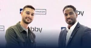  شراكة بين MoneyHash و Tabby لدعم خدمات الدفع الإلكتروني المرن في السعودية والإمارات الشراكة تساعد في تعزيز قطاع التجارة الإلكترونية في المنقطة أعلنت شركة MoneyHash، المتخصصة في تنظيم المدفوعات في الأسواق الناشئة والعالمية، عن شراكتها مع تطبيق Tabbyو الذي يقع مقره الرئيسي في المملكة العربية السعودية. وتتيح هذه الشراكة للتجار الوصول بسلاسة إلى خدمات الدفع المرنة التي تقدمها Tabby في كلٍ من الإمارات العربية المتحدة والمملكة العربية السعودية عبر واجهة برمجة التطبيقات الموحدة  API الخاصة بمنصة MoneyHash. وتمكّن هذه الخطوة الشركات من تفعيل خدمة "اشترِ الآن وادفع لاحقًا" التي تقدمها Tabby، وتسريع دخول السوق وتحسين تجربة الدفع عند إتمام الشراء. تعزيز المرونة في عملية الدفع تتيح عملية التكامل الجديدة لشركات التجارة الإلكترونية تقديم خيارات التقسيط بدون فوائد من Tabby مباشرة عند الدفع، الأمر الذي يساعد في رفع معدلات التحويل، وزيادة متوسط قيمة الطلبات، وتقليل حالات التخلي عن سلة الشراء. ومن خلال تكامل واحد عبر منصة MoneyHash، يحصل التجار على إمكانية الوصول إلى المجموعة الكاملة من خدمات "اشترِ الآن وادفع لاحقًا" التي تقدمها Tabby، مدعومة بعمليات إعداد فنية مبسطة ودعم تقني شامل. وفي هذا الصدد، قال محمد أمير، رئيس قسم المبيعات والحلول في MoneyHash: "يسابق التجار اليوم الزمن لتلبية الطلب المتزايد من العملاء على تجارب دفع مرنة وسلسة. ومن خلال تعاوننا مع Tabby، أصبح بإمكان الشركات دمج خدمة ’اشترِ الآن وادفع لاحقًا‘ بسهولة ضمن منظومة المدفوعات الخاصة بها، مما يفتح آفاقًا جديدة للإيرادات ويلبّي توقعات العملاء دون الحاجة إلى أعمال تطوير معقدة." ومن خلال الجمع بين البنية التحتية لـ Tabby في مجال خدمات "اشترِ الآن وادفع لاحقًا" وطبقة التنظيم الخاصة بـ MoneyHash، تدعم هذه الشراكة الطلب المتنامي على وسائل الدفع المرنة، كما تتماشى مع مبادرات التحول الرقمي والشمول المالي المتسارعة في المنطقة. وقال زين خان، المدير الأول لتطوير الأعمال في Tabby: "إن شراكتنا مع MoneyHash تتيح لنا تسريع وتيرة اعتماد خدمات ’اشترِ الآن وادفع لاحقًا‘ وتعزيز الاقتصاد الرقمي في المنطقة. ومن خلال هذا التعاون، نمكّن التجار من تلبية احتياجات العملاء في مجال المدفوعات المرنة، وفي الوقت ذاته نعمل على دفع عجلة النمو المستدام."