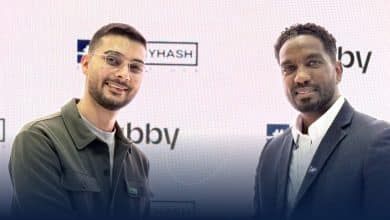 شراكة بين MoneyHash و Tabby لدعم خدمات الدفع الإلكتروني المرن في السعودية والإمارات الشراكة تساعد في تعزيز قطاع التجارة الإلكترونية في المنقطة أعلنت شركة MoneyHash، المتخصصة في تنظيم المدفوعات في الأسواق الناشئة والعالمية، عن شراكتها مع تطبيق Tabbyو الذي يقع مقره الرئيسي في المملكة العربية السعودية. وتتيح هذه الشراكة للتجار الوصول بسلاسة إلى خدمات الدفع المرنة التي تقدمها Tabby في كلٍ من الإمارات العربية المتحدة والمملكة العربية السعودية عبر واجهة برمجة التطبيقات الموحدة  API الخاصة بمنصة MoneyHash. وتمكّن هذه الخطوة الشركات من تفعيل خدمة "اشترِ الآن وادفع لاحقًا" التي تقدمها Tabby، وتسريع دخول السوق وتحسين تجربة الدفع عند إتمام الشراء. تعزيز المرونة في عملية الدفع تتيح عملية التكامل الجديدة لشركات التجارة الإلكترونية تقديم خيارات التقسيط بدون فوائد من Tabby مباشرة عند الدفع، الأمر الذي يساعد في رفع معدلات التحويل، وزيادة متوسط قيمة الطلبات، وتقليل حالات التخلي عن سلة الشراء. ومن خلال تكامل واحد عبر منصة MoneyHash، يحصل التجار على إمكانية الوصول إلى المجموعة الكاملة من خدمات "اشترِ الآن وادفع لاحقًا" التي تقدمها Tabby، مدعومة بعمليات إعداد فنية مبسطة ودعم تقني شامل. وفي هذا الصدد، قال محمد أمير، رئيس قسم المبيعات والحلول في MoneyHash: "يسابق التجار اليوم الزمن لتلبية الطلب المتزايد من العملاء على تجارب دفع مرنة وسلسة. ومن خلال تعاوننا مع Tabby، أصبح بإمكان الشركات دمج خدمة ’اشترِ الآن وادفع لاحقًا‘ بسهولة ضمن منظومة المدفوعات الخاصة بها، مما يفتح آفاقًا جديدة للإيرادات ويلبّي توقعات العملاء دون الحاجة إلى أعمال تطوير معقدة." ومن خلال الجمع بين البنية التحتية لـ Tabby في مجال خدمات "اشترِ الآن وادفع لاحقًا" وطبقة التنظيم الخاصة بـ MoneyHash، تدعم هذه الشراكة الطلب المتنامي على وسائل الدفع المرنة، كما تتماشى مع مبادرات التحول الرقمي والشمول المالي المتسارعة في المنطقة. وقال زين خان، المدير الأول لتطوير الأعمال في Tabby: "إن شراكتنا مع MoneyHash تتيح لنا تسريع وتيرة اعتماد خدمات ’اشترِ الآن وادفع لاحقًا‘ وتعزيز الاقتصاد الرقمي في المنطقة. ومن خلال هذا التعاون، نمكّن التجار من تلبية احتياجات العملاء في مجال المدفوعات المرنة، وفي الوقت ذاته نعمل على دفع عجلة النمو المستدام."
