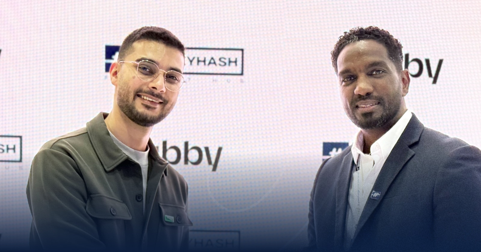  شراكة بين MoneyHash و Tabby لدعم خدمات الدفع الإلكتروني المرن في السعودية والإمارات الشراكة تساعد في تعزيز قطاع التجارة الإلكترونية في المنقطة أعلنت شركة MoneyHash، المتخصصة في تنظيم المدفوعات في الأسواق الناشئة والعالمية، عن شراكتها مع تطبيق Tabbyو الذي يقع مقره الرئيسي في المملكة العربية السعودية. وتتيح هذه الشراكة للتجار الوصول بسلاسة إلى خدمات الدفع المرنة التي تقدمها Tabby في كلٍ من الإمارات العربية المتحدة والمملكة العربية السعودية عبر واجهة برمجة التطبيقات الموحدة  API الخاصة بمنصة MoneyHash. وتمكّن هذه الخطوة الشركات من تفعيل خدمة "اشترِ الآن وادفع لاحقًا" التي تقدمها Tabby، وتسريع دخول السوق وتحسين تجربة الدفع عند إتمام الشراء. تعزيز المرونة في عملية الدفع تتيح عملية التكامل الجديدة لشركات التجارة الإلكترونية تقديم خيارات التقسيط بدون فوائد من Tabby مباشرة عند الدفع، الأمر الذي يساعد في رفع معدلات التحويل، وزيادة متوسط قيمة الطلبات، وتقليل حالات التخلي عن سلة الشراء. ومن خلال تكامل واحد عبر منصة MoneyHash، يحصل التجار على إمكانية الوصول إلى المجموعة الكاملة من خدمات "اشترِ الآن وادفع لاحقًا" التي تقدمها Tabby، مدعومة بعمليات إعداد فنية مبسطة ودعم تقني شامل. وفي هذا الصدد، قال محمد أمير، رئيس قسم المبيعات والحلول في MoneyHash: "يسابق التجار اليوم الزمن لتلبية الطلب المتزايد من العملاء على تجارب دفع مرنة وسلسة. ومن خلال تعاوننا مع Tabby، أصبح بإمكان الشركات دمج خدمة ’اشترِ الآن وادفع لاحقًا‘ بسهولة ضمن منظومة المدفوعات الخاصة بها، مما يفتح آفاقًا جديدة للإيرادات ويلبّي توقعات العملاء دون الحاجة إلى أعمال تطوير معقدة." ومن خلال الجمع بين البنية التحتية لـ Tabby في مجال خدمات "اشترِ الآن وادفع لاحقًا" وطبقة التنظيم الخاصة بـ MoneyHash، تدعم هذه الشراكة الطلب المتنامي على وسائل الدفع المرنة، كما تتماشى مع مبادرات التحول الرقمي والشمول المالي المتسارعة في المنطقة. وقال زين خان، المدير الأول لتطوير الأعمال في Tabby: "إن شراكتنا مع MoneyHash تتيح لنا تسريع وتيرة اعتماد خدمات ’اشترِ الآن وادفع لاحقًا‘ وتعزيز الاقتصاد الرقمي في المنطقة. ومن خلال هذا التعاون، نمكّن التجار من تلبية احتياجات العملاء في مجال المدفوعات المرنة، وفي الوقت ذاته نعمل على دفع عجلة النمو المستدام."