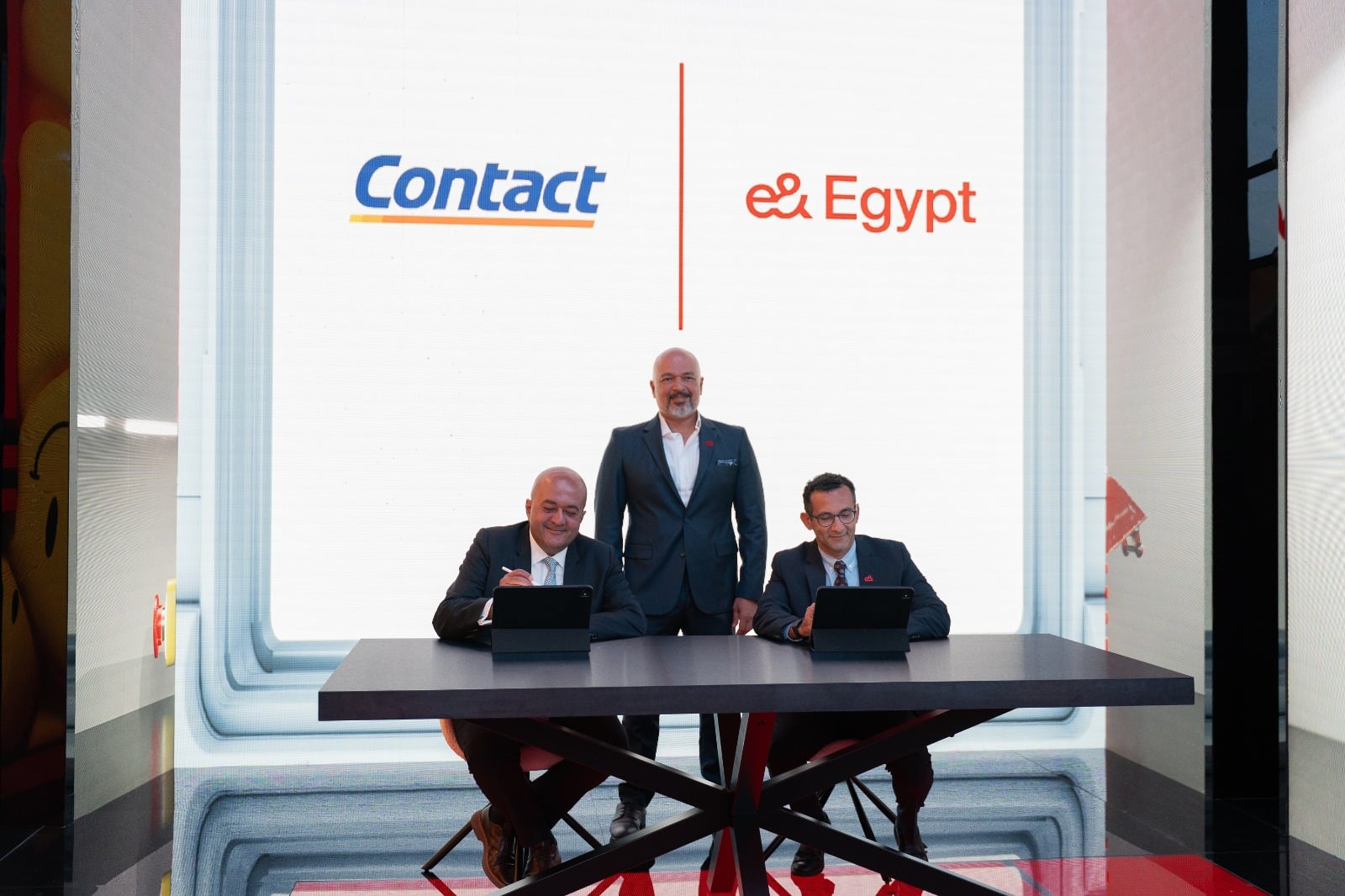 وقعت شركة e& money، التابعة لإي آند مصر، عقد شراكة مع مجموعة كونتكت المالية، بغرض وضع حلول تمويل مبتكرة لتحسين خدمات التمويل الاستهلاكي من خلال دمج تطبيقي "&My e" و"e& money"، بما يمنح العملاء تجربة رقمية متكاملة وسلسة.