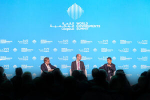 مسؤولون وخبراء دوليون: الابتكار والذكاء الاصطناعي يعيدان هندسة حكومات المستقبل