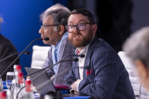 سلط منتدى "منتدى الطاقة الجديدة"، الذي عقد ضمن فعاليات القمة العالمية للعلماء، التي انطلقت اليوم بالتزامن مع القمة العالمية للحكومات 2026، الضوء على التحديات التي تواجه العالم في سياق بحثه عن حلول واقعية لتغيرات المناخ، وأهمية الاستثمار في البحث العلمي، للوصول إلى مصادر طاقة أكثر موثوقية تتواءم مع الاحتياجات التنموية، وتنقذ الأرض من تداعيات الاحتباس الحراري.